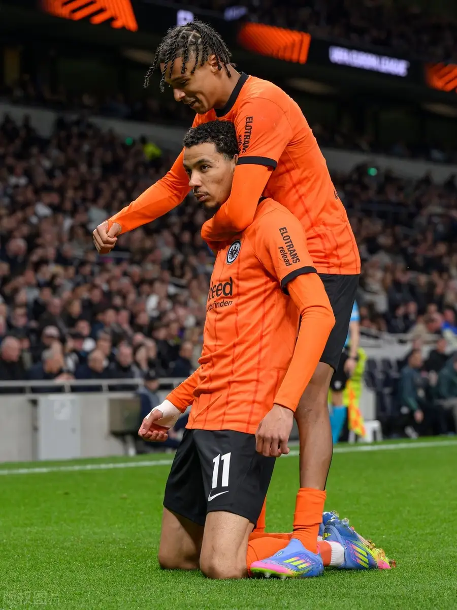 集结日突围战来临，拉齐奥围绕欧冠官宣签约，细节曝光，更衣室氛围转暖(欧冠拜仁对拉齐奥)