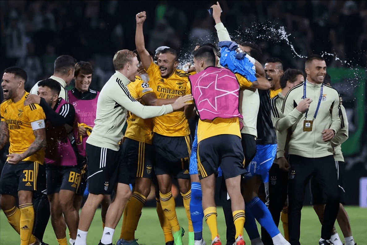 山东泰山北看台青年助威视频 山东泰山北看台青年助威视频