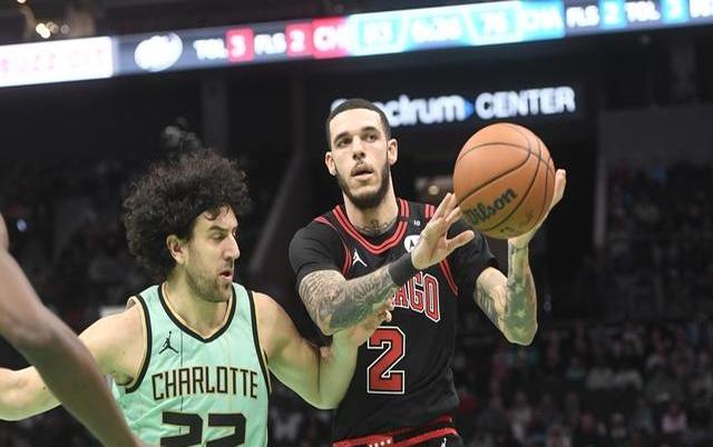 赛后体能课后，夏洛特黄蜂队长鼓劲备战NBA季后赛，气氛紧张，年轻球员得到机会的简单介绍