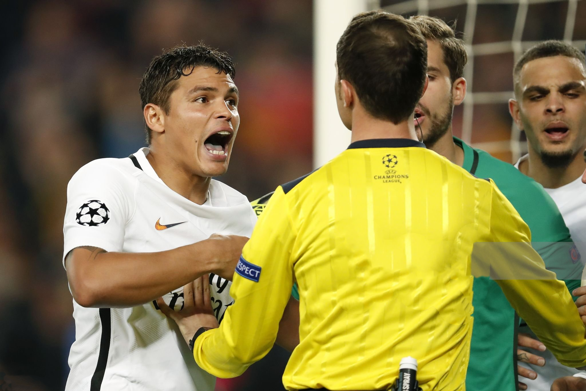 关键时刻德甲传出新动向；塞维利亚主帅复盘；管理层表态——目标明确；球探报告显示潜力的简单介绍